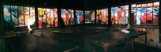 Na de opvoering. Lightbox C-photo met tooncollage, 82 x 210 x 16 cm, 2002, Städtisches Museum, Engen. Performance tijdens het danstheater van Natascha Kantor "La Gourmandise", La Guillotine, Montreuil, Paris, op 17 September, 2001. Achter glas schilderij. Originele grootte 7,80 x 1,30 m